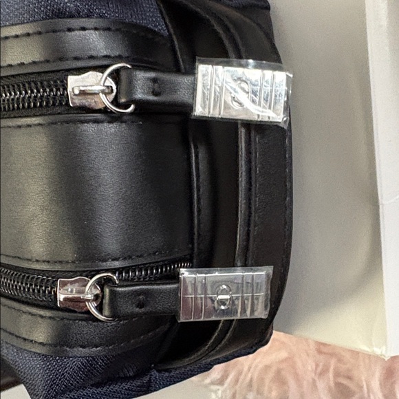 Dior nwot Navy and Black Toiletry Bag - Picture 9 of 12